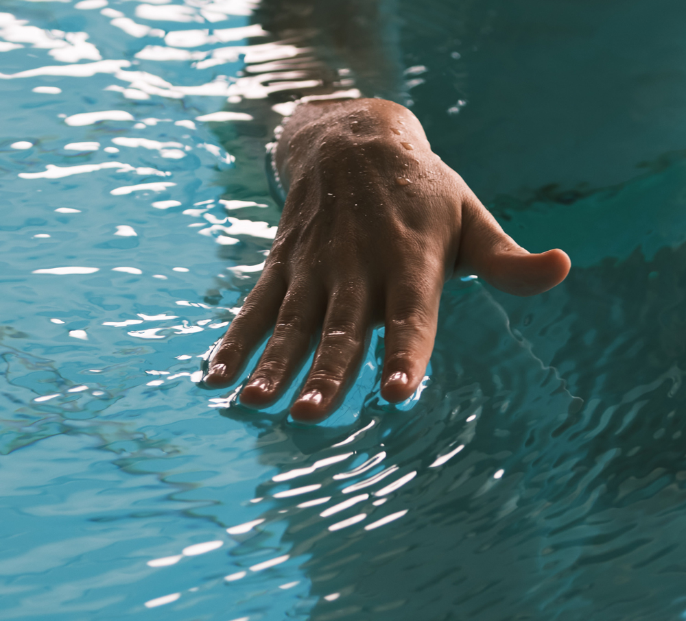 Main qui sort d'un bassin d'eau thermale