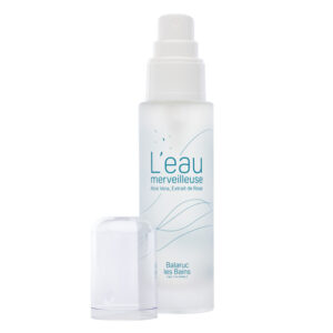 Flacon en verre dépoli de 50ml présentant la brume d'eau thermale de Balaruc-les-Bains appelée L'Eau merveilleuse. L'eau thermale régénérante, protectrice et isotonique est enrichie en aloe vera et extrait de rose pour un parfum poudré. 95% d'ingrédients d'origine naturelle. Flacon ouvert