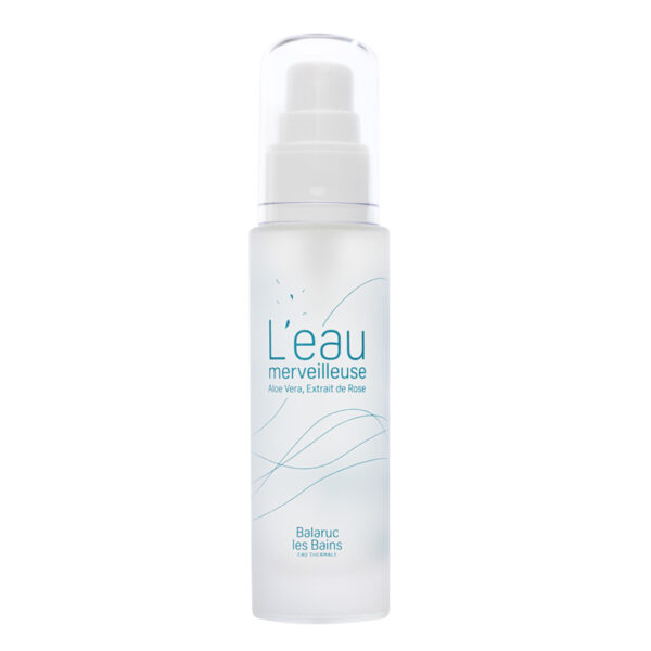 Flacon en verre dépoli de 50ml présentant la brume d'eau thermale de Balaruc-les-Bains appelée L'Eau merveilleuse. L'eau thermale régénérante, protectrice et isotonique est enrichie en aloe vera et extrait de rose pour un parfum poudré. 95% d'ingrédients d'origine naturelle. Flacon fermé