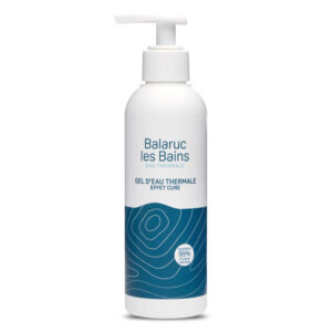 Flacon pompe de 200ml du gel d'eau thermale pris en photo devant un fond blanc.