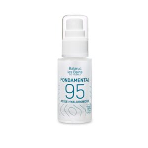 Flacon en verre opalescent dépoli sérigraphié en bleu canard au nom du produit Fondamental 95 à l'acide hyaluronique avec bouchon transparent, le tout sur fond blanc.
