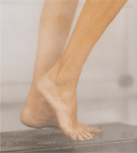 Jambes recevant une affusion d'eau thermale pour un soin en phlébologie