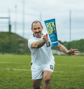 Thierry Lacroix joue au rugby avec un tube REK UP