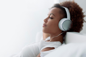 Personne écoutant de la musique